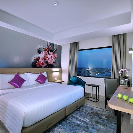 Quest Prime Cikarang By Aston Hotell Bekasi Exteriör bild