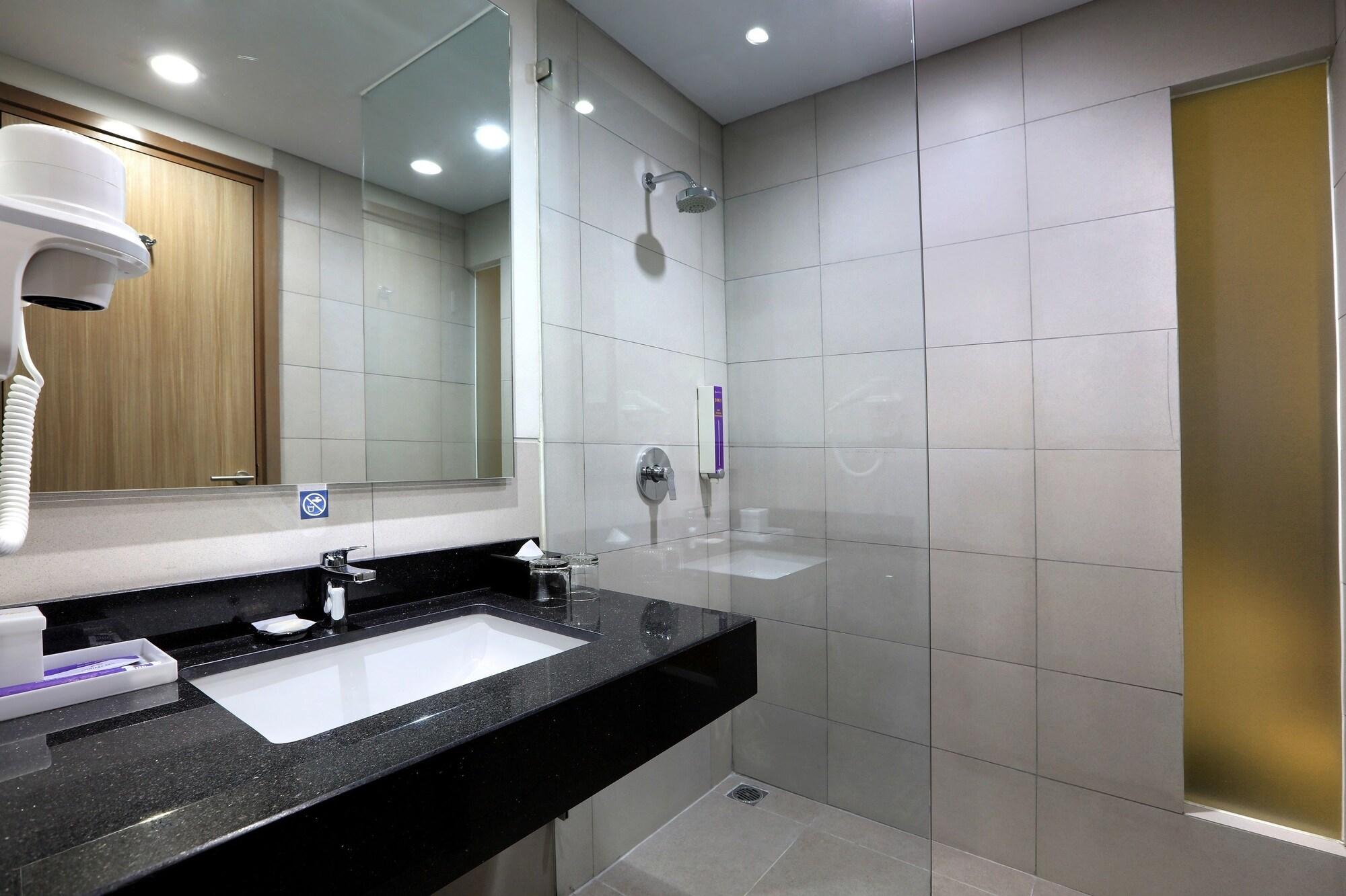 Quest Prime Cikarang By Aston Hotell Bekasi Exteriör bild