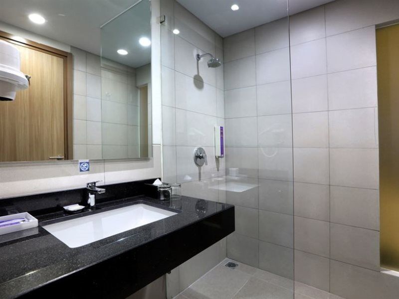 Quest Prime Cikarang By Aston Hotell Bekasi Exteriör bild