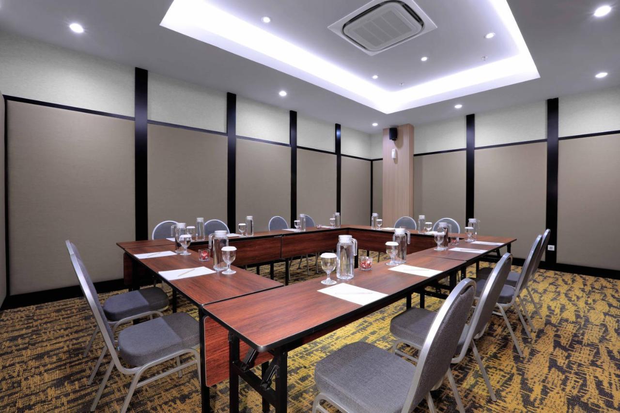 Quest Prime Cikarang By Aston Hotell Bekasi Exteriör bild